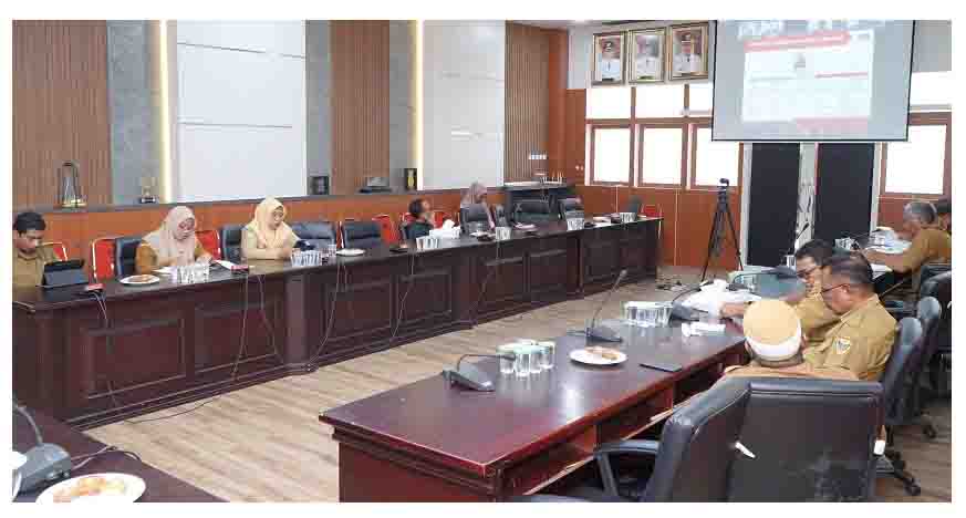 Wakil Wali Kota Tidore Kepulauan Ahmad Laiman, S.Sos mengikuti Zoom Meting Sosialisasi Pedoman Penilaian MCSP Tahun 2025 bersama KPK RI di ruang rapat Wali Kota, Selasa (1542025)