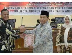 Wali Kota Tidore Kepulauan Muhammad Sinen, SE menyerahkan Laporan Keterangan Pertanggung Jawaban