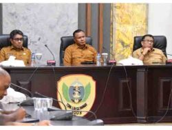 Wali Kota Tidore Kepulauan Muhammad Sinen, mengikuti Zoom Meeting Komisi II DPR RI Raker dengan Mendagri dan RDP dengan Gubernur, Bupati & Wali Kota