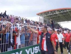 Wali Kota Tidore Muhammad Sinen dan Wakil Wali Kota Ahmad Laiman menyapa para suporter di Lapangan Gurabati (5)