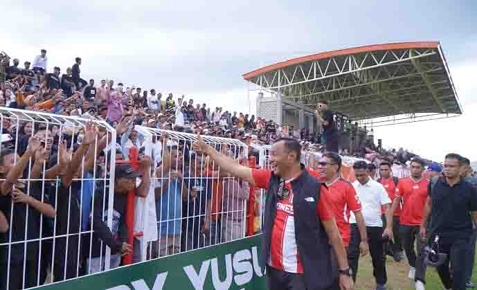 Wali Kota Tidore Muhammad Sinen dan Wakil Wali Kota Ahmad Laiman menyapa para suporter di Lapangan Gurabati (5)