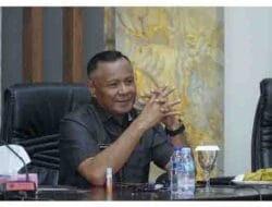 Walikota Tidore Kepulauan, Muhammad Sinen, SE memberikan arahan pada Rapat Persiapan keikutsertaan Kota Tidore pada Musyawarah Nasional (Munas) Ke-VII APEKSI Tahun 2025 di ruang rapat Walikota (3)