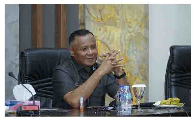 Walikota Tidore Kepulauan, Muhammad Sinen, SE memberikan arahan pada Rapat Persiapan keikutsertaan Kota Tidore pada Musyawarah Nasional (Munas) Ke-VII APEKSI Tahun 2025 di ruang rapat Walikota (3)