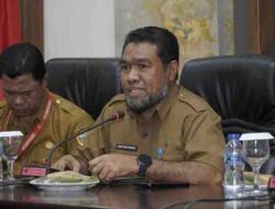 Asisten Sekda Bidang Pemerintahan dan Kesra, DR Syofyan Saraha, M. Si menyampaiakan arahan Walikota pada Sosialisasi Desa Kelurahan Merah Putih di ruang rapat Walikota