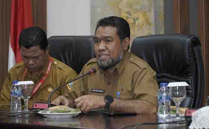 Asisten Sekda Bidang Pemerintahan dan Kesra, DR Syofyan Saraha, M. Si menyampaiakan arahan Walikota pada Sosialisasi Desa Kelurahan Merah Putih di ruang rapat Walikota