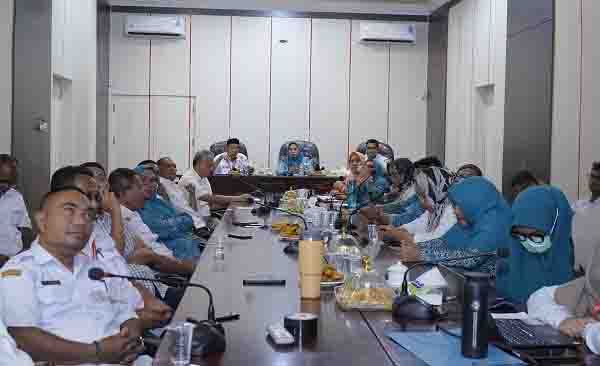 Ketua TP-PKK Kota Tidore Kepulauan Hj. Rahmawati Muhammad Sinen memberikan arahan saat rapat bersama PKK, DWP, dan Komunitas Lingkungan