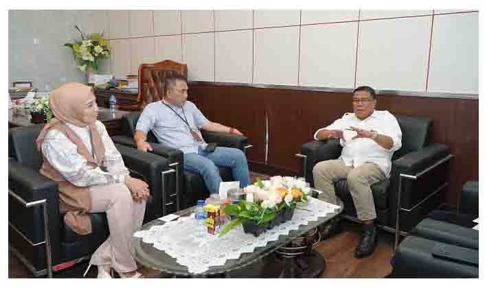 Sekretaris Daerah Kota Tidore Kepulauan H. Ismail Dukomalamo, S.Pd, MM (kanan) menerima audiensi dari Bank Muamalat Regional Chief Executive Officer (RCEO) Sulampua Ahmad Salihin dan jajarannya di