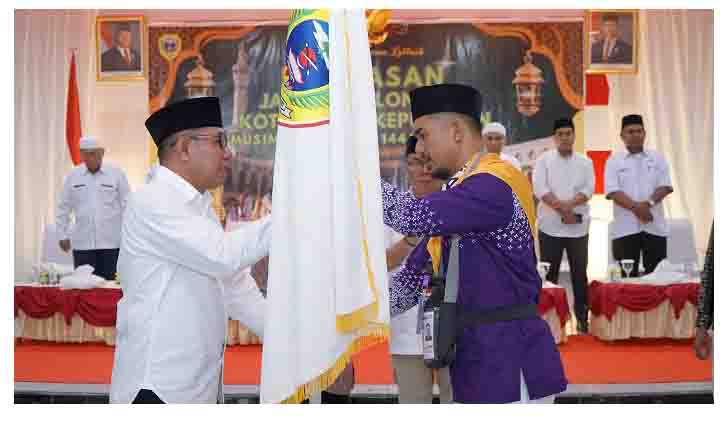 Wakil Wali Kota Tidore Ahmad Laiman menyerahkan Bendera Kontingen kepada Irfan Maradjabesy selaku ketua kontingen