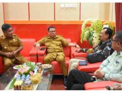 Wakil Walikota Tidore Kepulauan Ahmad Laiman, S.Sos (kiri) didampingi Sekretaris Daerah Kota Tidore Kepulauan H. Ismail Dukomalamo, S.Pd, MM menerima kunjungan Komisaris Bank MalukuMalut bersama j