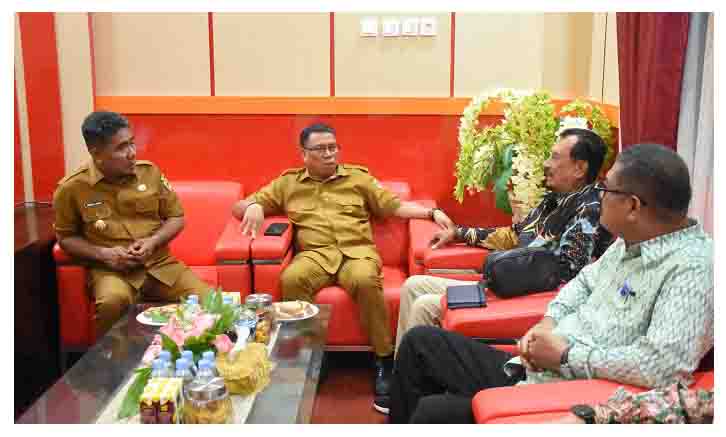 Wakil Walikota Tidore Kepulauan Ahmad Laiman, S.Sos (kiri) didampingi Sekretaris Daerah Kota Tidore Kepulauan H. Ismail Dukomalamo, S.Pd, MM menerima kunjungan Komisaris Bank MalukuMalut bersama j