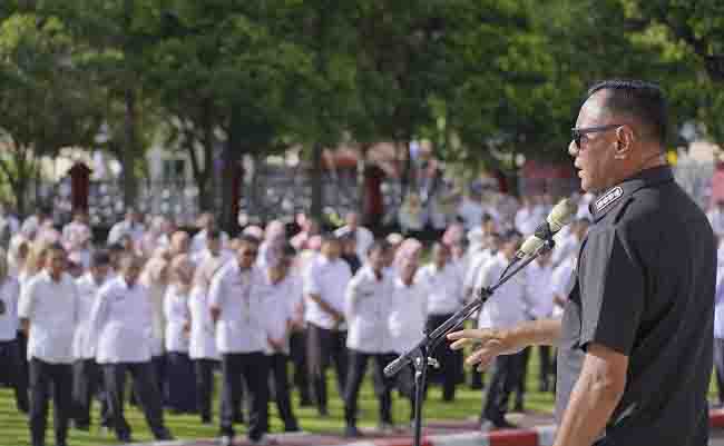 Wali Kota Tidore Kepulauan Muhammad Sinen, SE memimpin apel Gabungan ASN, Non ASN, dan PPPK Pasca Libur di halaman Kantor Wali Kota, Rabu 14 Mei 2025 (6)