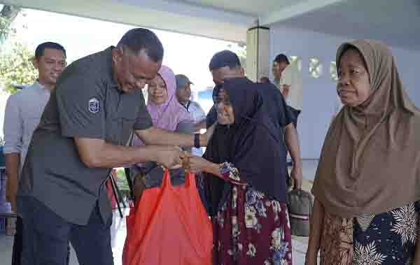 Wali Kota Tidore Kepulauan Muhammad Sinen, SE menyerahkan Bantuan Bahan Pokok secara simbolis kepada penerima (2)