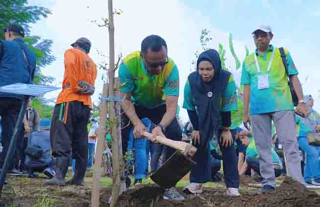 Wali Kota Tidore bersama Ketua TP-PKK Tanam Pohon (2)