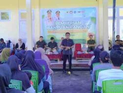 Wakil Wali Kota Tidore Kepulauan Ahmad Laiman, S. Sos memberikan sambutan pada penyerahan bantuan Pangan Gratis kepada yang berhak menerima di Kecamatan Oba Tengah Kota Tidore Kepulauan, Minggu