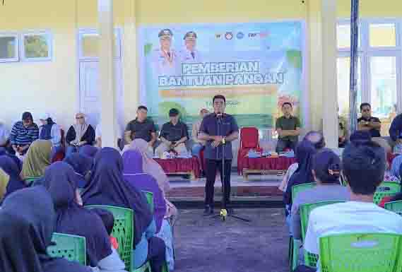 Wakil Wali Kota Tidore Kepulauan Ahmad Laiman, S. Sos memberikan sambutan pada penyerahan bantuan Pangan Gratis kepada yang berhak menerima di Kecamatan Oba Tengah Kota Tidore Kepulauan, Minggu
