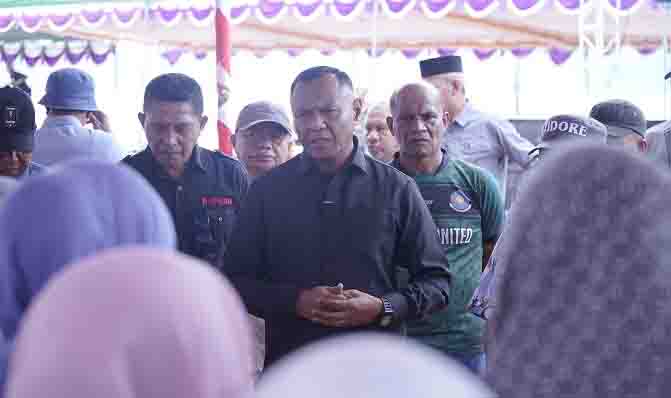Wali Kota Tidore Kepulauan Muhammad Sinen, SE memantau langsung gladi Hari Gerakan Nasional (Harganas) Provinsi Maluku Utara di pelataran Pantai Tugulufa Kelurahan Tuguwaji, Senin (2362031)