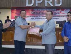 penyerahan rancangan awal RPJMD Kota Tidore Kepulauan oleh Wali Kota Tidore Kepulauan Muhammad Sinen kepada Ketua DPRD Kota Tidore Kepulauan H_ Ade Kama (1)