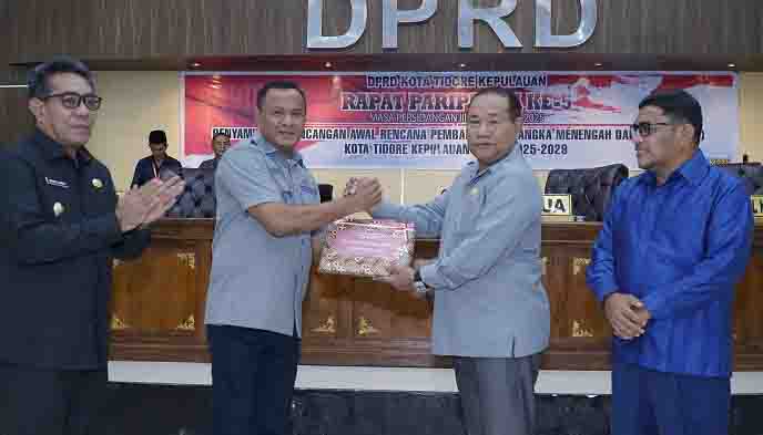 penyerahan rancangan awal RPJMD Kota Tidore Kepulauan oleh Wali Kota Tidore Kepulauan Muhammad Sinen kepada Ketua DPRD Kota Tidore Kepulauan H_ Ade Kama (1)