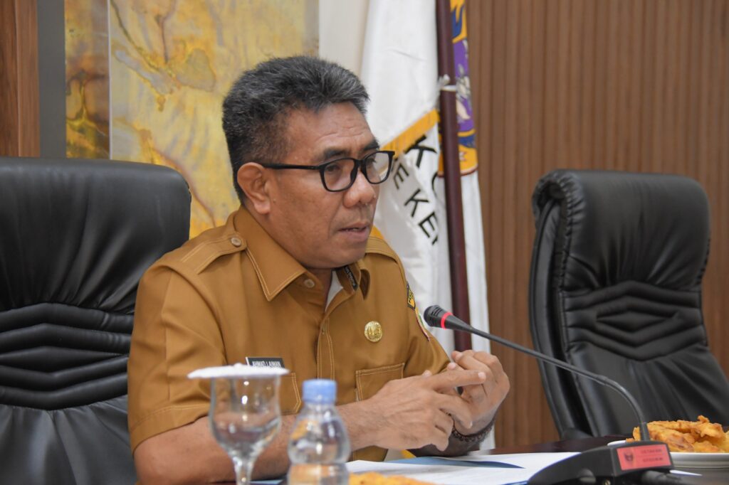 Wakil Walikota Tidore Kepulauan Ahmad Laiman Memberikan arahan Pada Rapat Pembahasan surat Edaran Mendagri dan Menteri Perencanaan Pembangunan Nasional