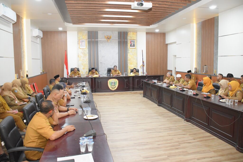 Wakil Walikota Tidore kepulauan Ahmad Laiman, memberikan arahan pada Rapat Persiapan Kunjungan Duta Besar Spanyol, kunjungan Wakil Menteri Transmigrasi (2)