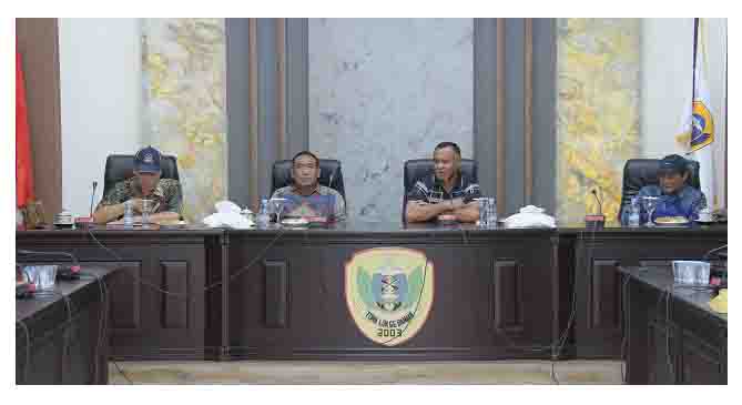 Wali Kota Tidore Kepulauan Muhammad Sinen, SE menyampaikan arahan pada Kunjungan Rektor ITSK Rumah Sakit Dr_ Soeparoen Malang di ruang rapat Wali Kota, Rabu (2372027)