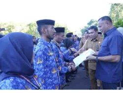 Wali Kota Tidore Kepulauan Muhammad Sinen didampingi Wakil Walikota Ahmad Laiman menyerahkan SK Walikota kepada PPPK kota Tidore Kepulauan Tahap I