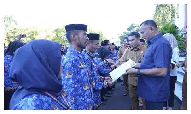 Wali Kota Tidore Kepulauan Muhammad Sinen didampingi Wakil Walikota Ahmad Laiman menyerahkan SK Walikota kepada PPPK kota Tidore Kepulauan Tahap I