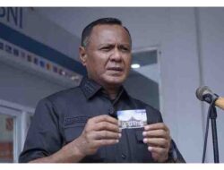 Wali Kota Tidore Kepulauan Muhammad Sinen, launching sekaligus melakukan percobaan pembayaran Retribusi Pelayanan Kepelabuhan