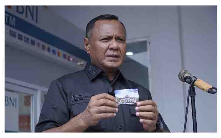 Wali Kota Tidore Kepulauan Muhammad Sinen, launching sekaligus melakukan percobaan pembayaran Retribusi Pelayanan Kepelabuhan