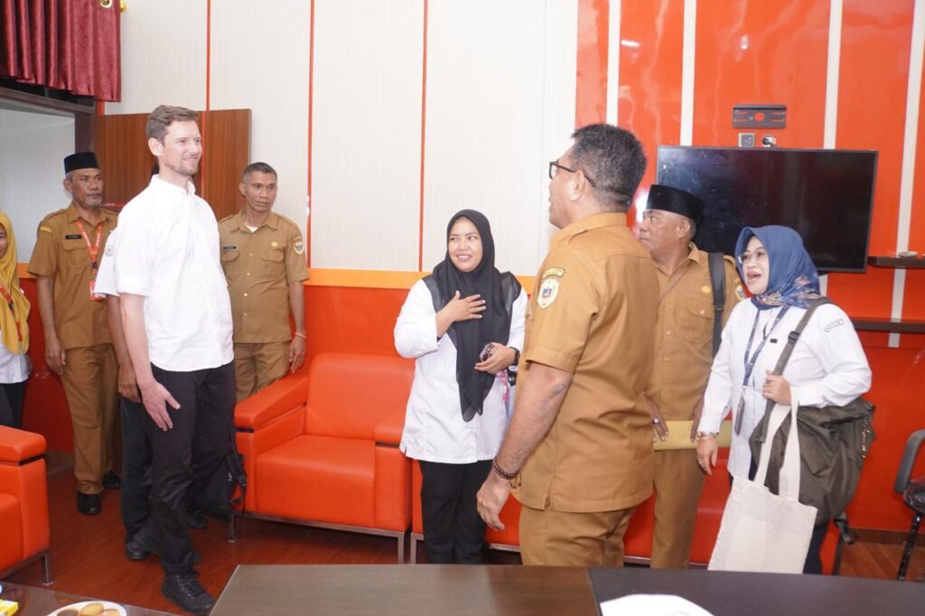 Wawali-Tidore-Dan-Prof-Dr.-Martin.Jpg(1)