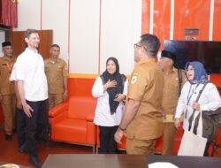 Wawali-Tidore-Dan-Prof-Dr.-Martin.Jpg(1)
