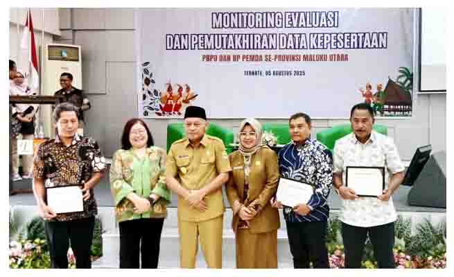 Kepala Dinas Sosial Umar Zen Menerima Penghargaan.