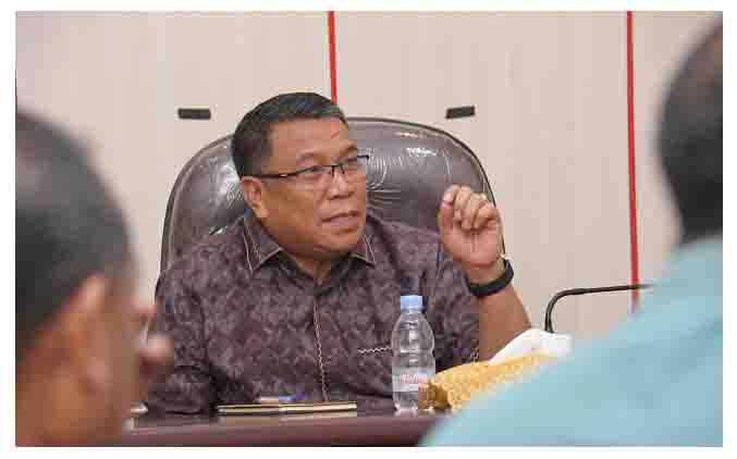 Sekretaris Daerah Kota Tidore Kepulauan H_ Ismail Dukomalamo, S.Pd MM memberikan arahan pada rapat terkait rencana kegiatan sehari di Pulau Maitara