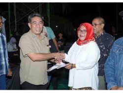 Wakil Wali Kota Tidore Kepulauan Ahmad Laiman, S.Sos menyerahkan hadiah Perlombaan Perayaan HUT RI Ke-80 Pemuda Gamtufkange di Lapangan Tugu,