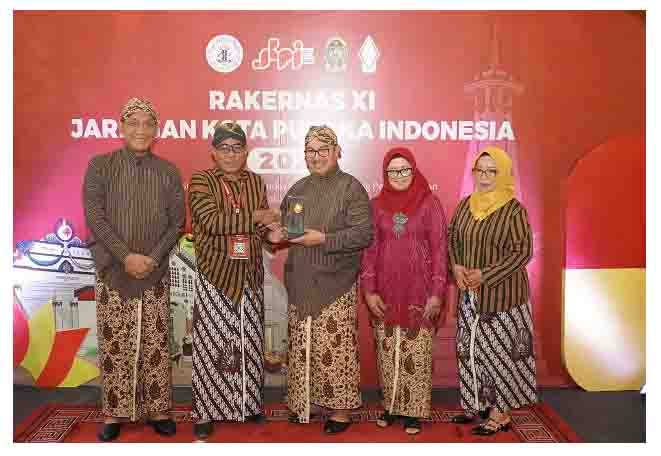 Wakil Wali Kota Tidore Kepulauan Ahmad Laiman didampingi Ketua 1 Tim Penggerak PKK Kota Tidore Sumiyati Ahmad Laiman menghadiri Gala Dinner