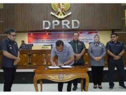 Wali Kota Tidore Kepulauan Muhammad Sinen, SE menandatangani Nota Kesepakatan perubahan KUA-PPAS tahun Anggaran 2025 pada Paripurna ke 11 masa persidangan III di gedung DPRD Kota Tidore