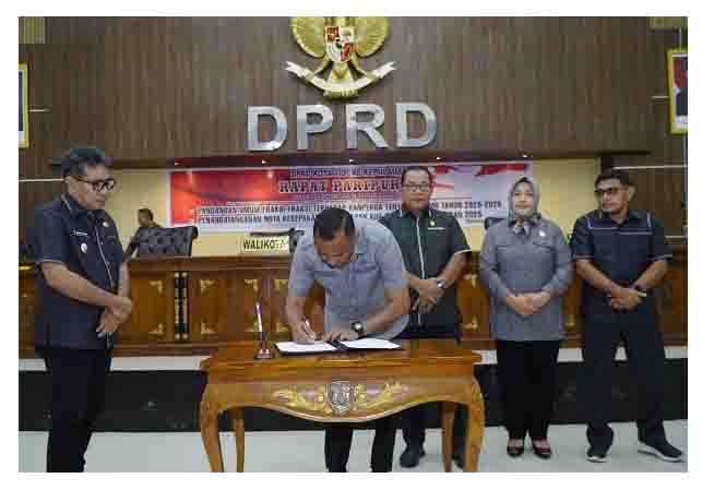 Wali Kota Tidore Kepulauan Muhammad Sinen, SE menandatangani Nota Kesepakatan perubahan KUA-PPAS tahun Anggaran 2025 pada Paripurna ke 11 masa persidangan III di gedung DPRD Kota Tidore