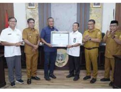 Wali Kota Tidore Kepulauan Muhammad Sinen, SE menerima Piagam Penghargaan yang diserahkan langsung oleh Kepala Kantor Dirjen Perbendaharaan Provinsi Maluku Utara