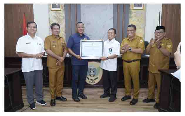 Wali Kota Tidore Kepulauan Muhammad Sinen, SE menerima Piagam Penghargaan yang diserahkan langsung oleh Kepala Kantor Dirjen Perbendaharaan Provinsi Maluku Utara