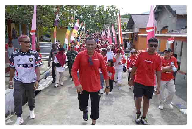 Wali Kota Tidore Kepulauan Muhammad Sinen, bersama Ketua dan Wakil Ketua DPRD beserta sejumlah anggota DPRD, Sekda, Asisten, Staf Ahli beserta ASN dan PPPK Jalan Sehat
