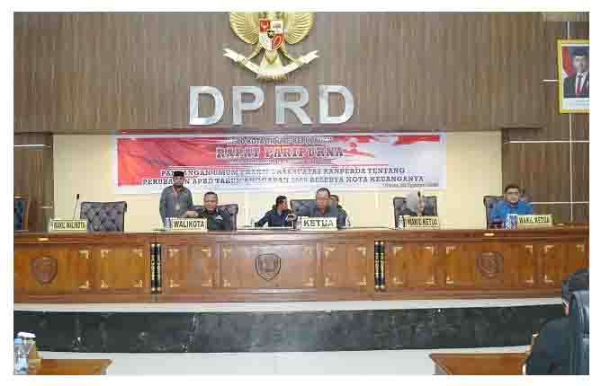 Walikota Tidore Kepulauan Muhammad Sinen, SE Menghadiri Rapat Paripurna Masa Persidangan III Tahun 2024-2025 Pandangan Umum Fraksi-fraksi Atas Ranperda Tentang Perubahan APBD