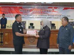 Walikota Tidore Kepulauan, Muhammad Sinen, SE (kiri) menyerahkan Ranperda APBD Perubahan Tahun 2025 kepada Wakil Ketua I DPRD Kota Tidore Asma Ismail, (1)