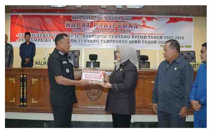 Walikota Tidore Kepulauan, Muhammad Sinen, SE (kiri) menyerahkan Ranperda APBD Perubahan Tahun 2025 kepada Wakil Ketua I DPRD Kota Tidore Asma Ismail, (1)