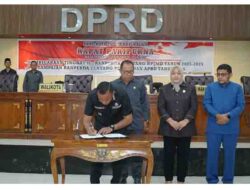 Walikota Tidore Kepulauan, Muhammad Sinen, SE menandatangani Surat Keputusan DPRD dan Berita Acara Persetujuan Bersama