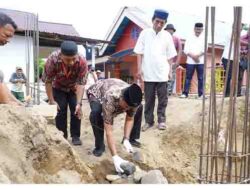 Walikota Tidore Kepulauan, yang diwakili Asisten Sekda Bidang Pemerintahan dan Kesra DR_ Syofyan Saraha, M_Si menghadiri sekaligus meletakkan Batu Pertama Pembangunan Musala Al-Fitrah
