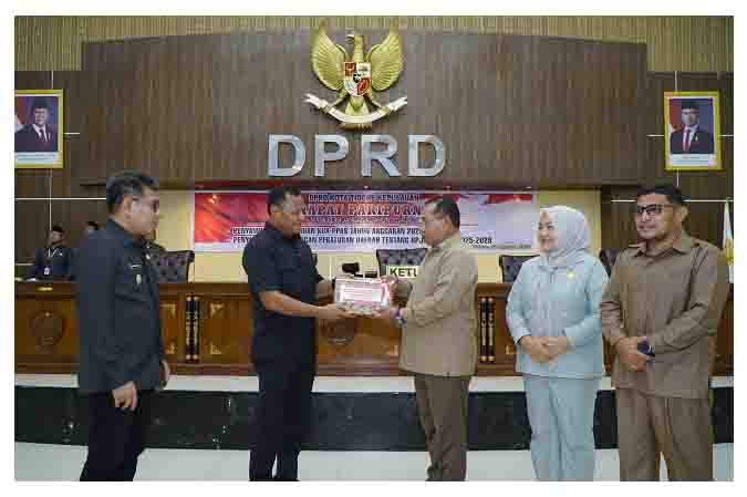 penyerahan Dokumen Ranperda tentang RPJMD Kota Tidore Kepulauan Tahun 2025-2029 oleh Wali Kota Tidore Kepulauan Muhammad Sinen kepada Ketua DPRD Kota Tidore Kepulauan H_ Ade Kama_