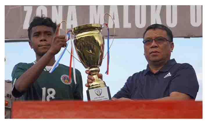 Sekretaris Daerah Kota Tidore Ismail Dukomalamo, S.Pd, MM menyerahkan Tropy bergilir