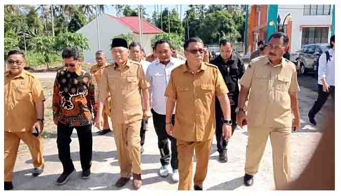 Sekretaris Daerah Kota Tidore Kepulauan Ismail Dukomalamo SP_d_MM_(Kiri berkaca mata)Meninjau Kesiapan dan Kondisi Sekolah Rakyat Tahap 1 C di Balai Pelatihan Vokasi Dan Produktivita