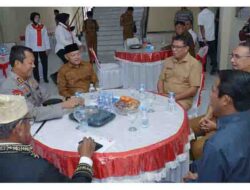 Sekretaris Daerah Kota Tidore Kepulauan Ismail Dukomalamo bersama Kapolda dan Wagub usai menghadiri upacara tradisi dan syukuran kepindahan Polda Maluku Utara