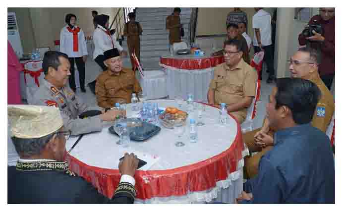 Sekretaris Daerah Kota Tidore Kepulauan Ismail Dukomalamo bersama Kapolda dan Wagub usai menghadiri upacara tradisi dan syukuran kepindahan Polda Maluku Utara
